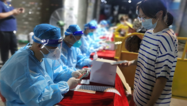 第二批党员突击队员在荔湾区华苑广场进行核酸检测登记.jpg